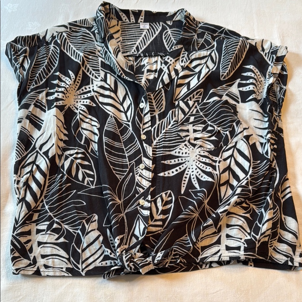 Old Navy Black and White Button Down Shirt with Notched Collar
